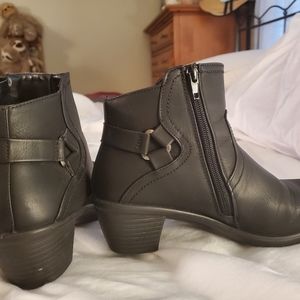 Easy Street Size 7.5 Booties Black